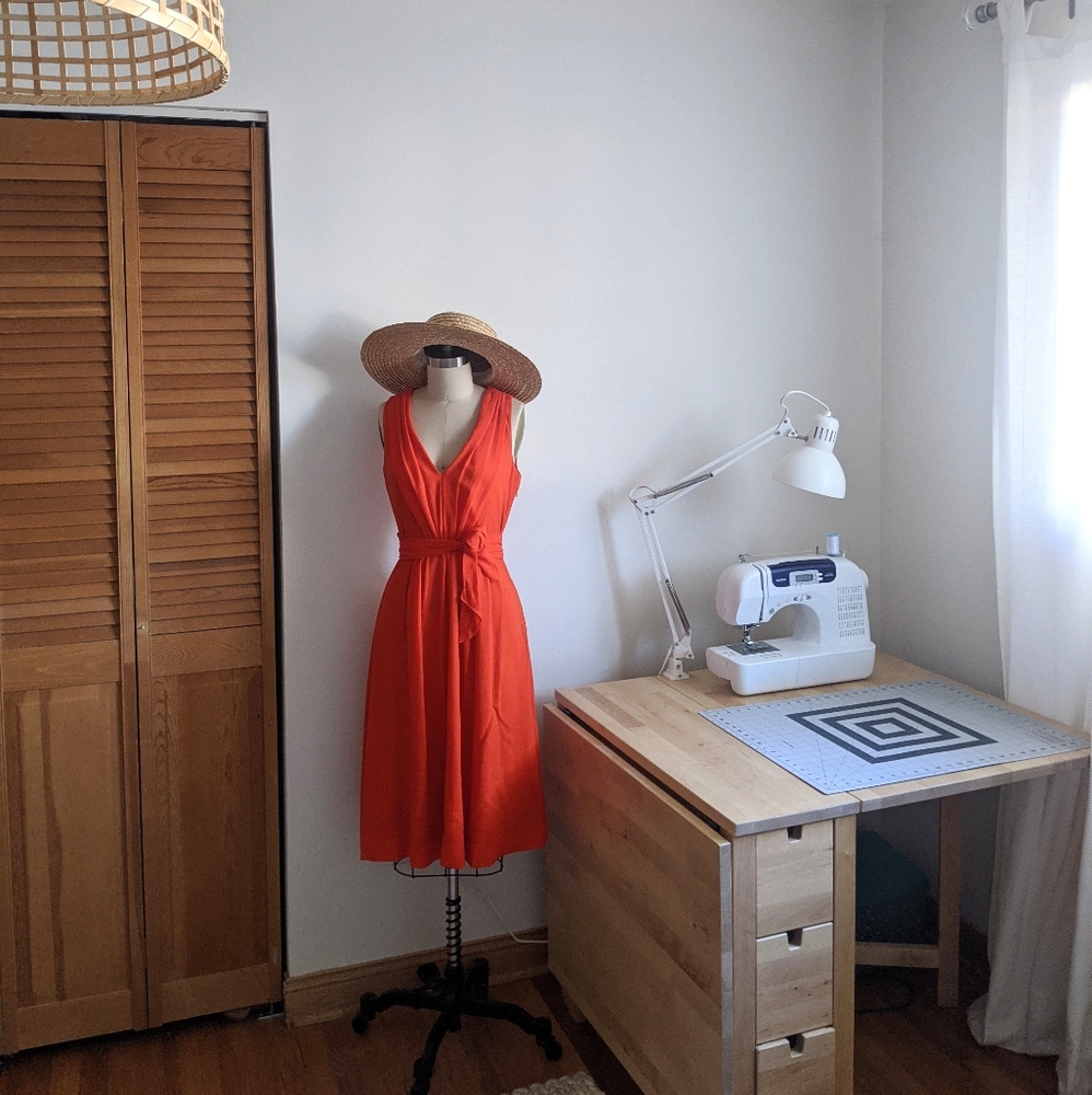 Orange elegant spring/summer midi dress.